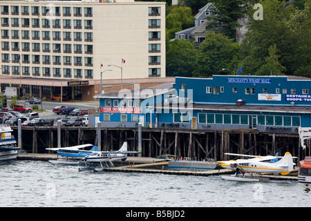 Idrovolanti al dock in canale Gastineau a Juneau in Alaska, Foto Stock