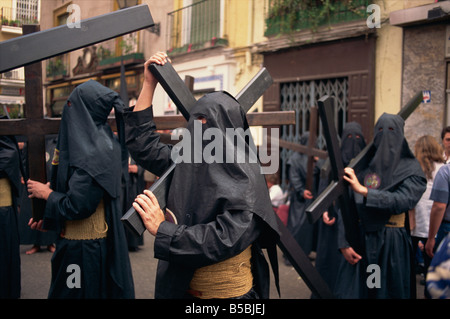 Cuscinetto di penitenti attraversa in processione Settimana Santa Semana Santa Siviglia Andalusia Sapin Europa Foto Stock