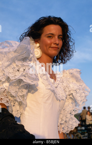 Donna in abito di flamenco fiera di aprile a Siviglia Andalusia Spagna Europa Foto Stock