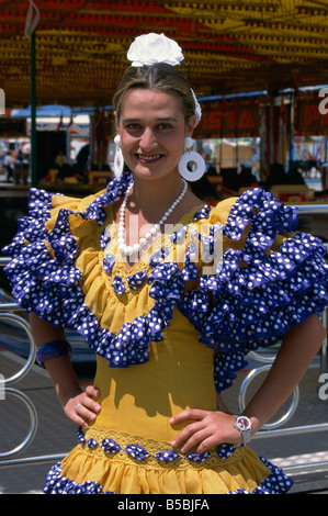 Donna in abito di flamenco fiera di aprile a Siviglia Andalusia Spagna Europa Foto Stock