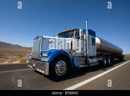 Kenworth 510 del carrello lungo la guida US Interstate Foto Stock