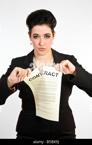 Un determinato business donna lacrime di un contratto. Foto Stock