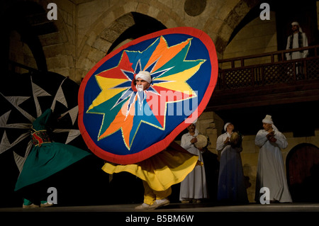 Derviscio armato o prestazioni Darvish di al tannoura patrimonio egiziano dance troupe al Wekalet el Ghouri Arts Center nel vecchio Cairo Egitto Foto Stock