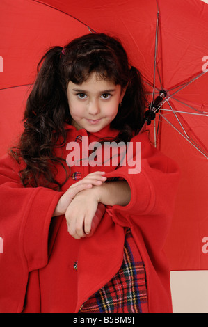 Ritratto di una ragazza in un rivestimento di colore rosso Foto Stock