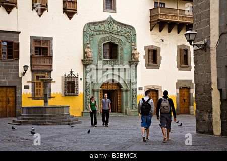 La gente camminare al di fuori della Biblioteca Colombina Casa de Colon (Columbus' casa) Las Palmas Gran Canaria Spagna Foto Stock
