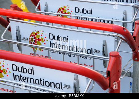 Tram per bagagli, aeroporto internazionale di Dubai, Emirati Arabi Uniti Foto Stock