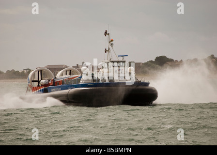 Il solent Hovercraft porta aproaching Portsmouth Inghilterra Regno Unito Foto Stock