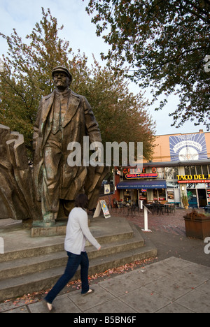 Una donna cammina davanti alla statua di Vladimir Lenin in Seattle quartiere di Fremont. Foto Stock