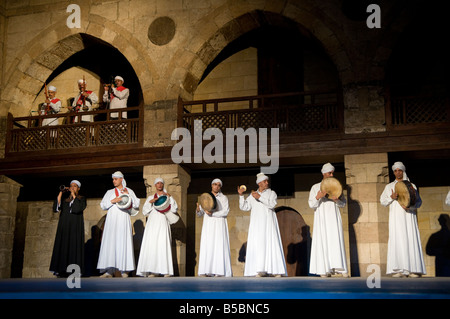 I Dervish o prestazioni Darvish di al tannoura patrimonio egiziano dance troupe al Wekalet el Ghouri Arts Center nel vecchio Cairo Egitto Foto Stock