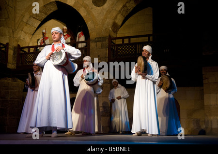 I Dervish o prestazioni Darvish di al tannoura patrimonio egiziano dance troupe al Wekalet el Ghouri Arts Center nel vecchio Cairo Egitto Foto Stock