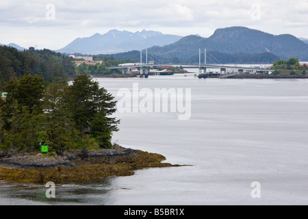 Harbour Road Bridge separa il canale di Oriente e Occidente in canale Sitka, Alaska. Foto Stock