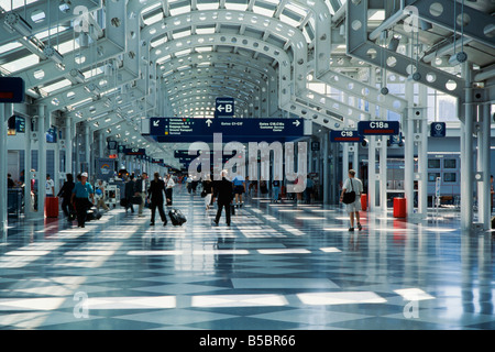 Passeggeri nel terminal rush per voli di cattura,Ohare International Airport Foto Stock