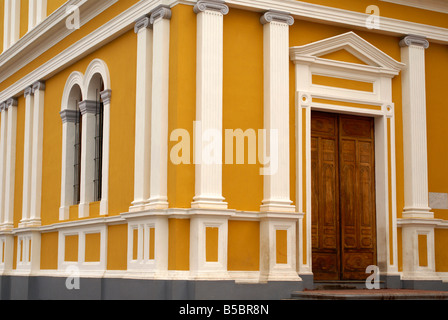 Architettura neoclassica dettaglio della cattedrale in stile coloniale spagnolo della città di Granada, Nicaragua Foto Stock