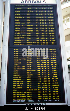 Arrivo Aeroporto display che mostra gli orari di volo, Orlando International Airport Foto Stock