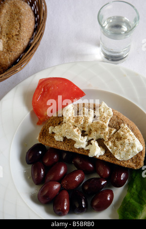 La cucina greca. Dakos cretese. Orzo Rusk (Paximadi) con Feta Olive Pomodori e origano. Meze tradizionale ( ) del motorino di avviamento Foto Stock