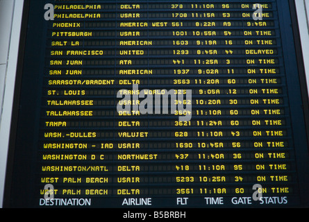 Aeroporto partenza display che mostra gli orari di volo, Orlando International Airport Foto Stock