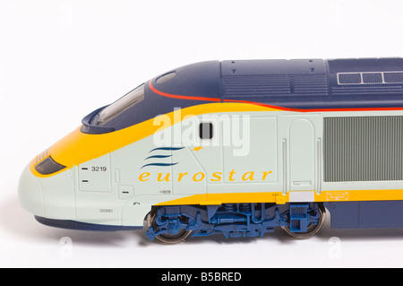 Close up di un Hornby elettrico modello treno Eurostar locomotore sparato contro uno sfondo bianco (tagliare) in uno studio Foto Stock