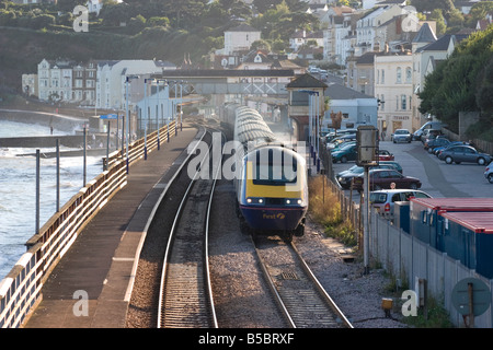 Inter-city treno passa attraverso Dawlish nel Devon nel sole del tardo pomeriggio Foto Stock