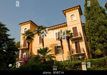 Blocco di appartamenti, Gardone, lago di garda, Italia Foto Stock