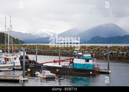 Holland America Line Veendam nave da crociera ormeggiata nella Manica orientale dietro il porto di pesca a Sitka, Alaska Foto Stock