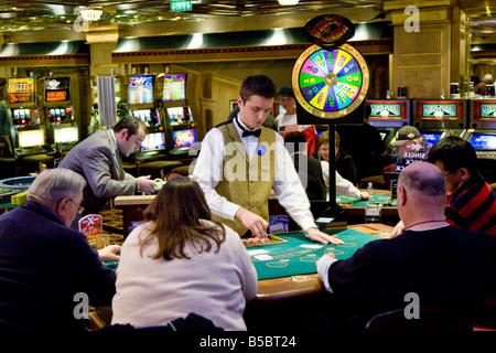 La nave di crociera passeggeri giocando a Blackjack poker nei casinò della nave Foto Stock