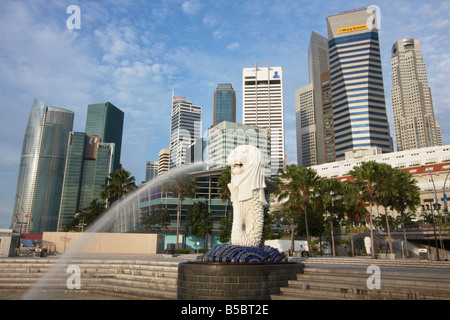 Statua Merlion davanti di grattacieli nel distretto centrale degli affari di Singapore Foto Stock