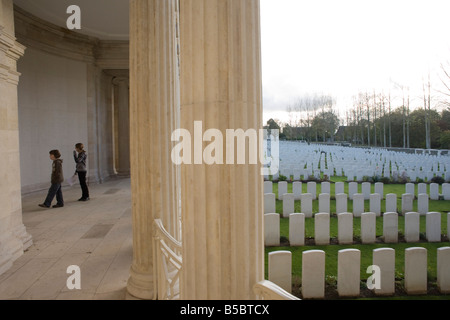 Giovani bambini visitano 2,369 WW1 commonwealth sepolture e commemorazioni di War Graves al Vis-en-Artois cimitero Foto Stock