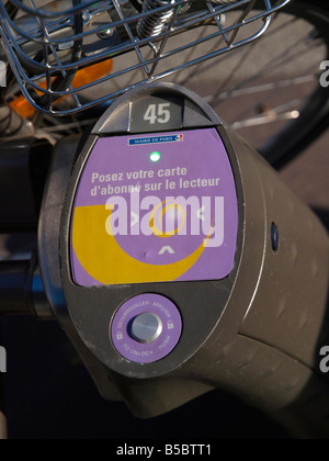 Una scheda di lettura per le stazioni Velib libertà biciclette presso l'Hotel de la Ville di Parigi. Il programma è sostenuto dalla Mairie de Paris Foto Stock