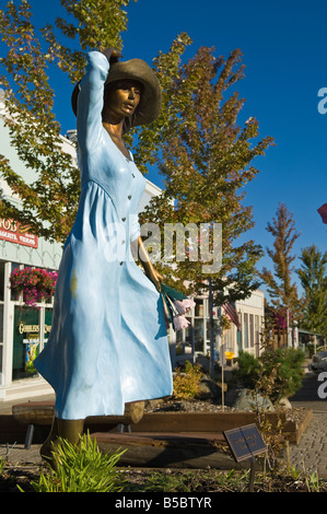 Scultura in bronzo di giardino a piedi da Ramon Parmenter nel centro cittadino di Joseph Oregon Foto Stock