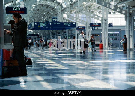 Passeggeri nel terminal rush per voli di cattura,Ohare International Airport Foto Stock