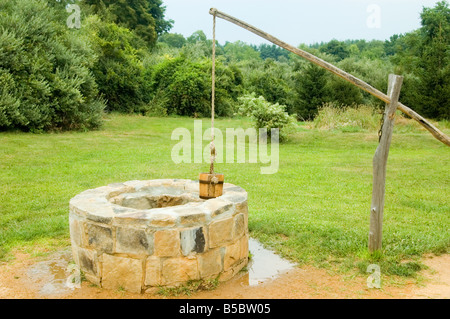 Acqua bene con la benna e la leva Foto Stock