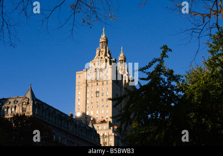 Il San Remo torri su Central Park West sull'Upper West Side di Manhattan con il Dakota appartamento edificio sulla sinistra. Foto Stock