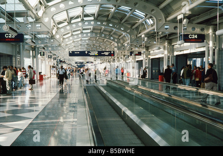 Passeggeri nel terminal rush per voli di cattura,Ohare International Airport Foto Stock