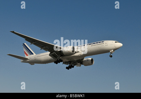 Un Air France Boeing 777 attorno alla terra a nord delle piste di LAX, Los Angeles Foto Stock