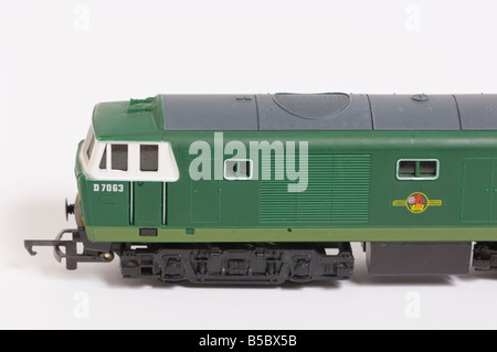 Close up di un Hornby Hymek diesel modello di treno in livrea verde sparato contro uno sfondo bianco (tagliare) in uno studio Foto Stock