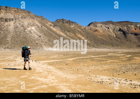 Walker attraversando il cratere sud, Tongariro Crossing, Isola del nord, Nuova Zelanda Foto Stock