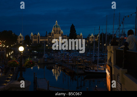 Le navi alte riempiono il porto al tramonto durante il Tall Ships Festival a Victoria, British Columbia Foto Stock