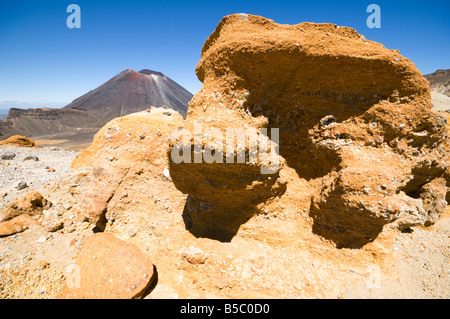 Il monte Ngauruhoe dal Monte Tongariro, Tongariro Crossing, Isola del nord, Nuova Zelanda Foto Stock