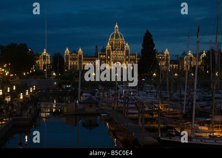 Le navi alte riempiono il porto al tramonto durante il Tall Ships Festival a Victoria, British Columbia Foto Stock