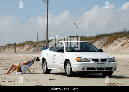 Relax sulla spiaggia di Padre Island, sud del Texas USA Foto Stock