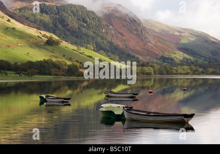Piccole barche a Tal-y-Lago di Llyn in Snowdonia, Galles Foto Stock