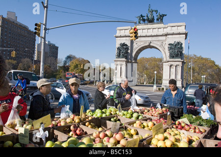 Un mercato degli agricoltori a Grand Army Plaza nella sezione Park Slope di Brooklyn a New York presso la Grand Army Plaza Foto Stock