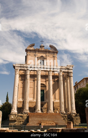 Italia vecchio tempio di Antonino e Faustina Foto Stock