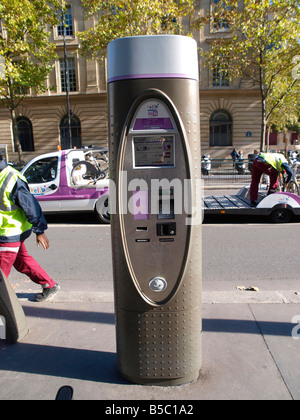 Una scheda di lettura per le stazioni Velib libertà biciclette presso l'Hotel de la Ville di Parigi. Il programma è sostenuto dalla Mairie de Paris Foto Stock