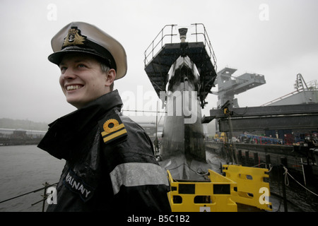 Il tenente Alastair Harris on board HMS Vanguard ormeggiato a Faslane Base Navale Foto Stock