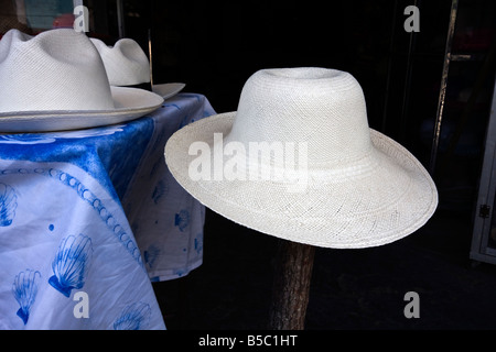 Panama cappelli sul display al di fuori di un negozio a Montecristi Ecuador Foto Stock