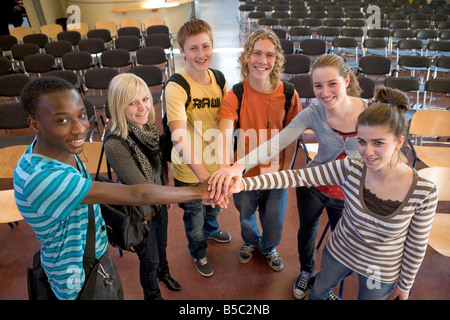 Ritratto di gruppo di adolescenti ragazzi e ragazze nella hall della scuola Foto Stock
