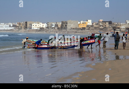 Lo sbarco di una barca da pesca a Yoff Dakar in Senegal Africa occidentale Foto Stock