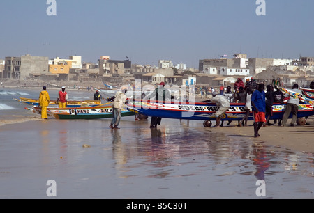 Lo sbarco di una barca da pesca a Yoff Dakar in Senegal Africa occidentale Foto Stock