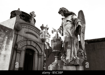 Una statua di un angelo alato nella Recoleta cimitero Cementerio de Recoleta nel quartiere di Recoleta in Buenos Aires Argentina Foto Stock